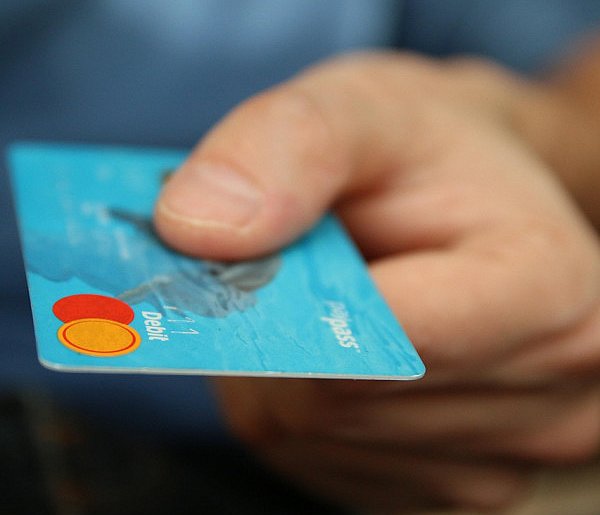 Fiskus skontroluje płatności kartą Polaków? Resort zabiera głos-25470