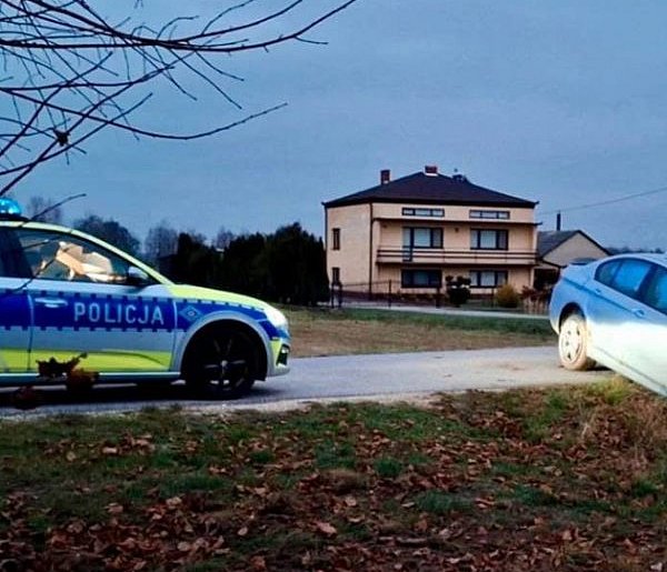 Nietrzeźwy 22-latek bez uprawnień rozbił BMW we wsi pod Radomskiem-25487