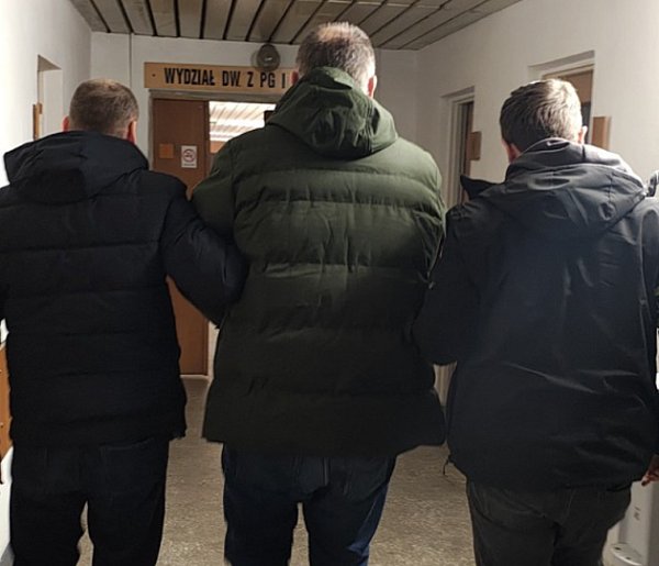 Pajęczno: urzędnicy wyprowadzeni z pracy i zatrzymani, akcja antykorupcyjna policj-25545