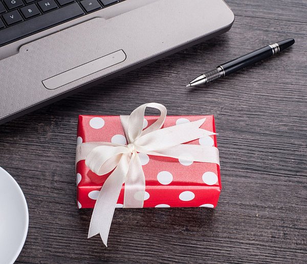 Świąteczna paczka może stać się problemem. Skarbówka patrzy z ukrycia-25606