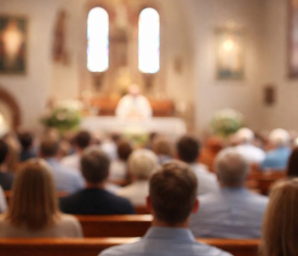 Ilu Polaków naprawdę chodzi do kościoła? Jedna statystyka szokuje-25861