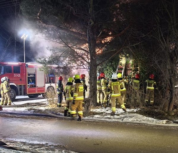 Tragiczny pożar domu w Radomsku Nie żyje kobieta odnaleziona przez strażaków