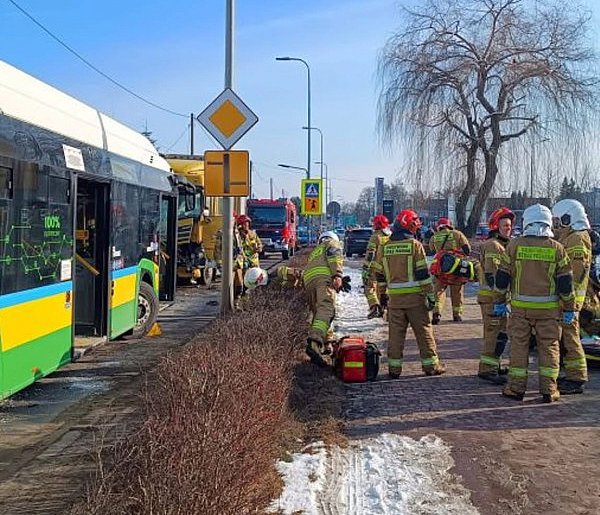 Bełchatów: 8 osób rannych w karambolu z udziałem autobusu miejskiego