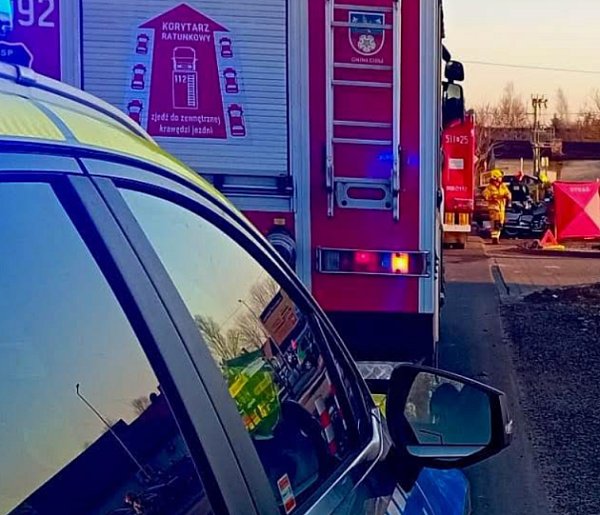 Motocyklista ranny po zderzeniu z fordem w Pławnie na ulicy Gidelskiej