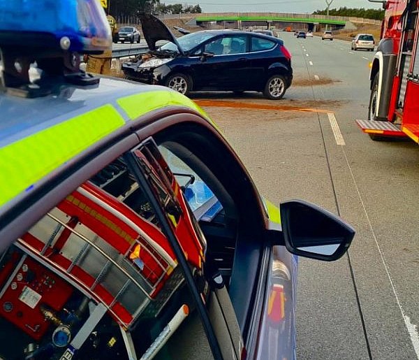 Zderzenie dwóch aut na A1 pod Kamieńskiem. Kierowca zasnął, dwa pasy zablokowane