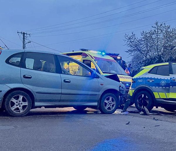 Zderzenie nissana z policyjnym radiowozem na ul. Piłsudskiego w Radomsku