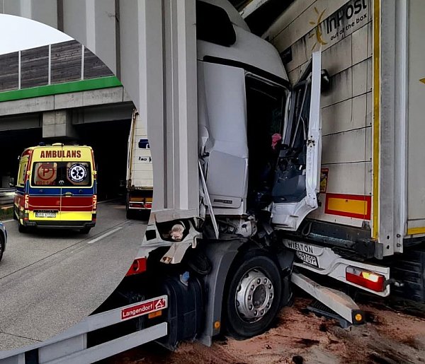 Wypadek na A1 pod Radomskiem. Zderzenie ciężarówek i zablokowane 3 pasy autostrady