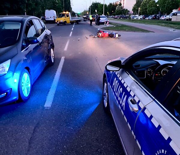 Wypadek drogowy na ulicy Jagiellońskiej w Radomsku. Kierowca motocykla w szpitalu