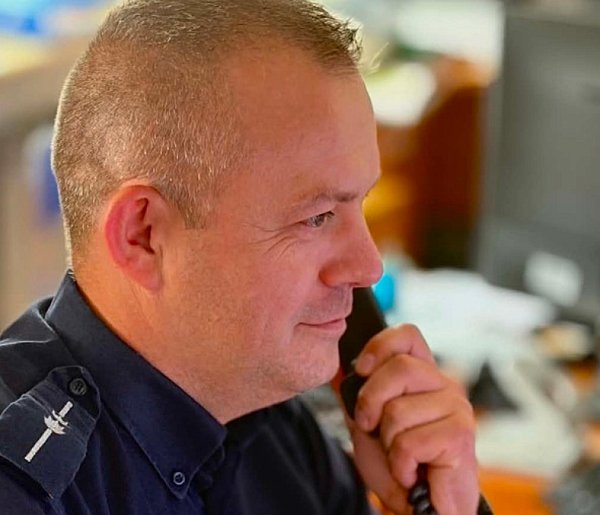 Aspirant Kamil Przybylski, policjant z Radomska pomógł mężczyźnie w kryzysie