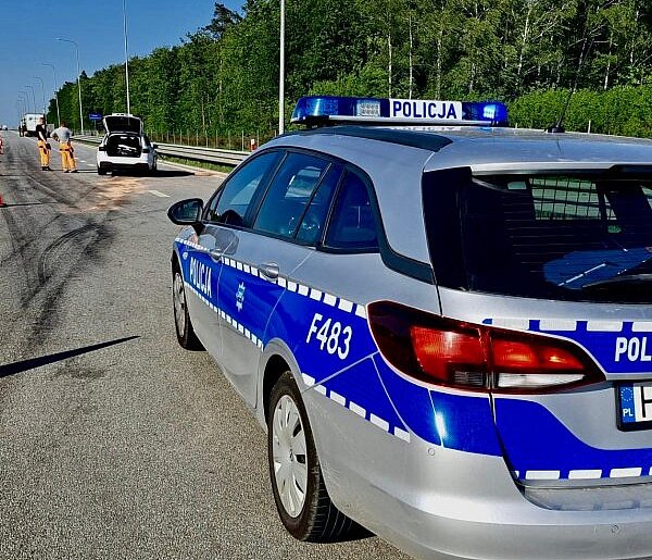 Audi wbiło się w ciężarówkę na A1 pod Radomskiem. Kierowca prawdopodobnie usnął