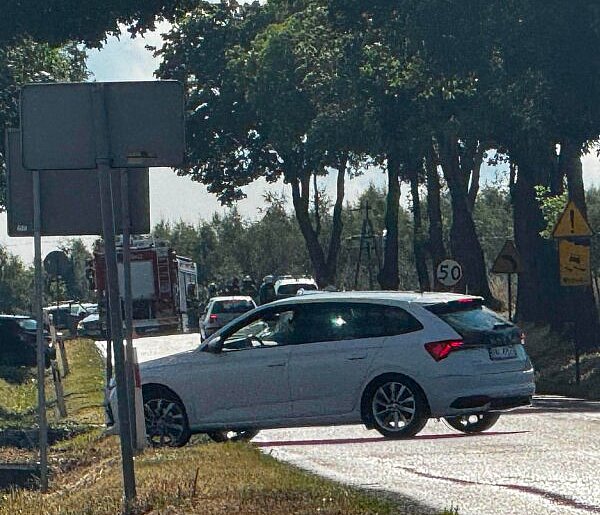 Wypadek na DK42 w Kodrębie. Droga zablokowana po zderzeniu skody z mercedesem