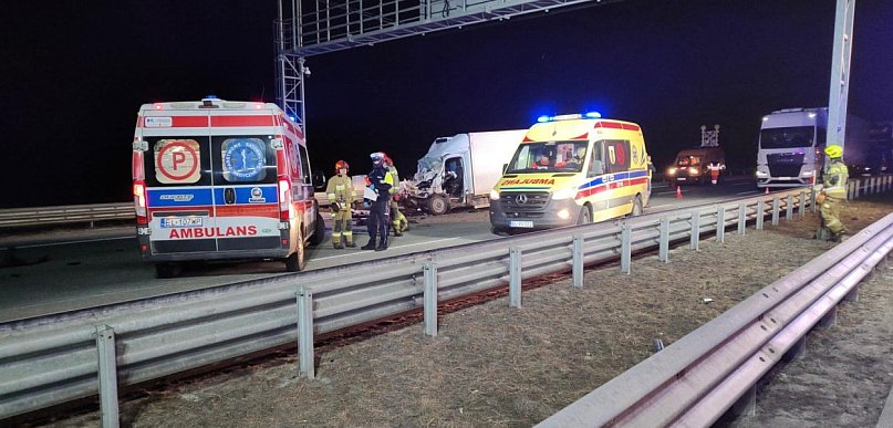 Zderzenie busa z ciężarówką na A1 koło Ochocic km 373,9 w stronę Katowic są ranni