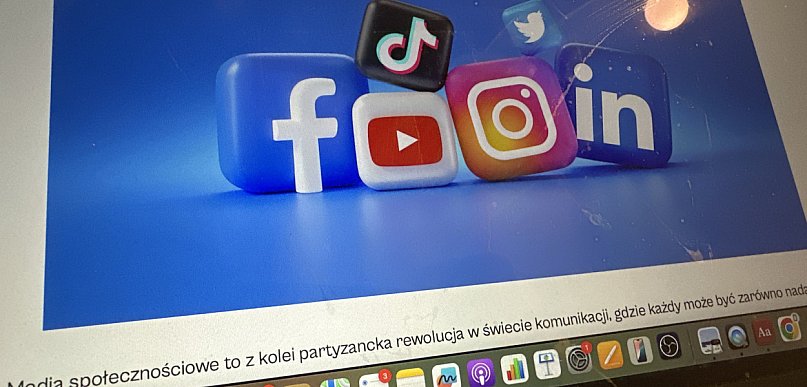 „Rz": Polacy widzą problem z social mediami
