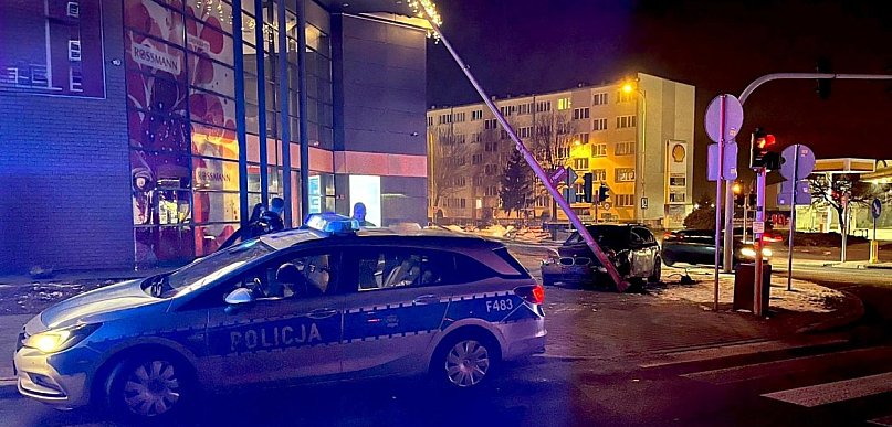 Wieczorne zdarzenie na ul Brzeźnickiej w Radomsku. Jeden z pojazdów uderzył w…