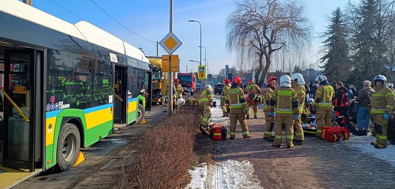 Bełchatów: 8 osób rannych w karambolu z udziałem autobusu miejskiego