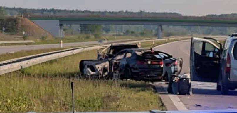 Autostrada A1 zablokowana po czołowym zderzeniu samochodów