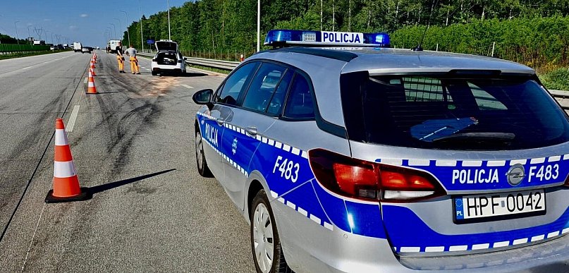 Audi wbiło się w ciężarówkę na A1 pod Radomskiem. Kierowca prawdopodobnie usnął