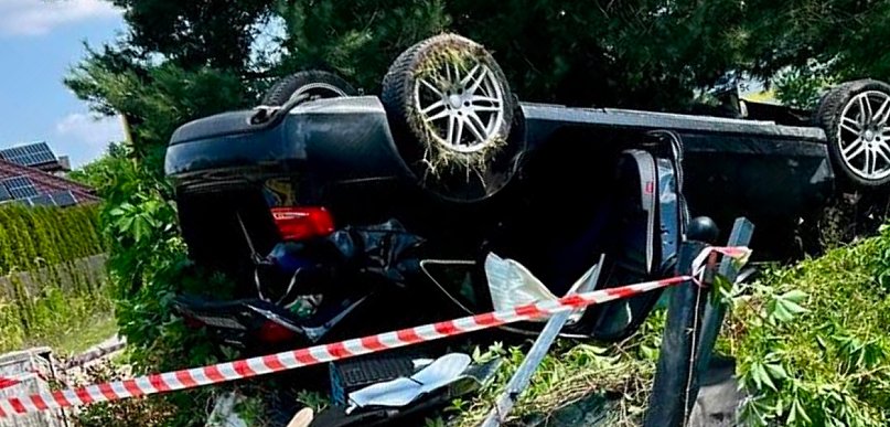 18-letni kierowca dachował w Radomsku. Kosztowna brawura na ulicy Jagodowej