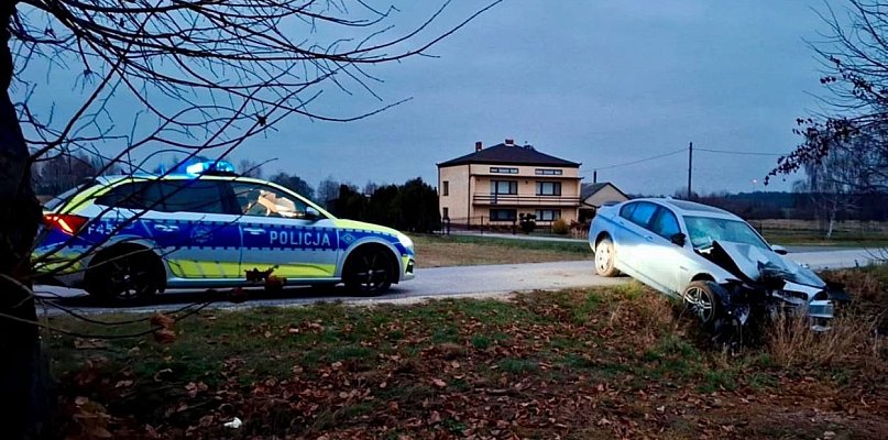 Nietrzeźwy 22-latek bez uprawnień rozbił BMW we wsi pod Radomskiem - 25487