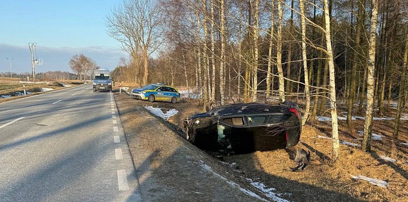 Dachowanie Audi A3 w Maluszynie; 54-letni kierowca trafił do szpitala