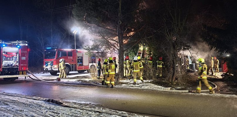 Tragiczny pożar domu w Radomsku Nie żyje kobieta odnaleziona przez strażaków