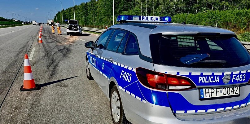Audi wbiło się w ciężarówkę na A1 pod Radomskiem. Kierowca prawdopodobnie usnął