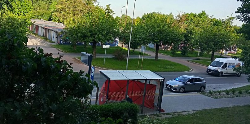 Śmierć mężczyzny na przystanku w Radomsku. Policja wyjaśnia okoliczności