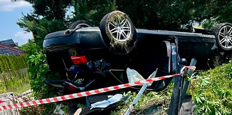18-letni kierowca dachował w Radomsku. Kosztowna brawura na ulicy Jagodowej