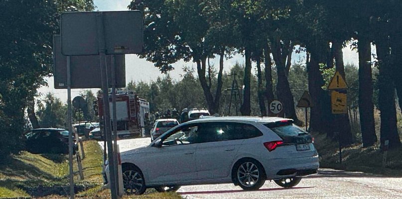 Wypadek na DK42 w Kodrębie. Droga zablokowana po zderzeniu skody z mercedesem