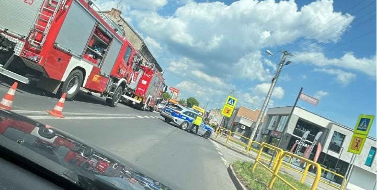Zderzenie dwóch samochodów w centrum Radomska. Jedna osoba trafiła do szpitala