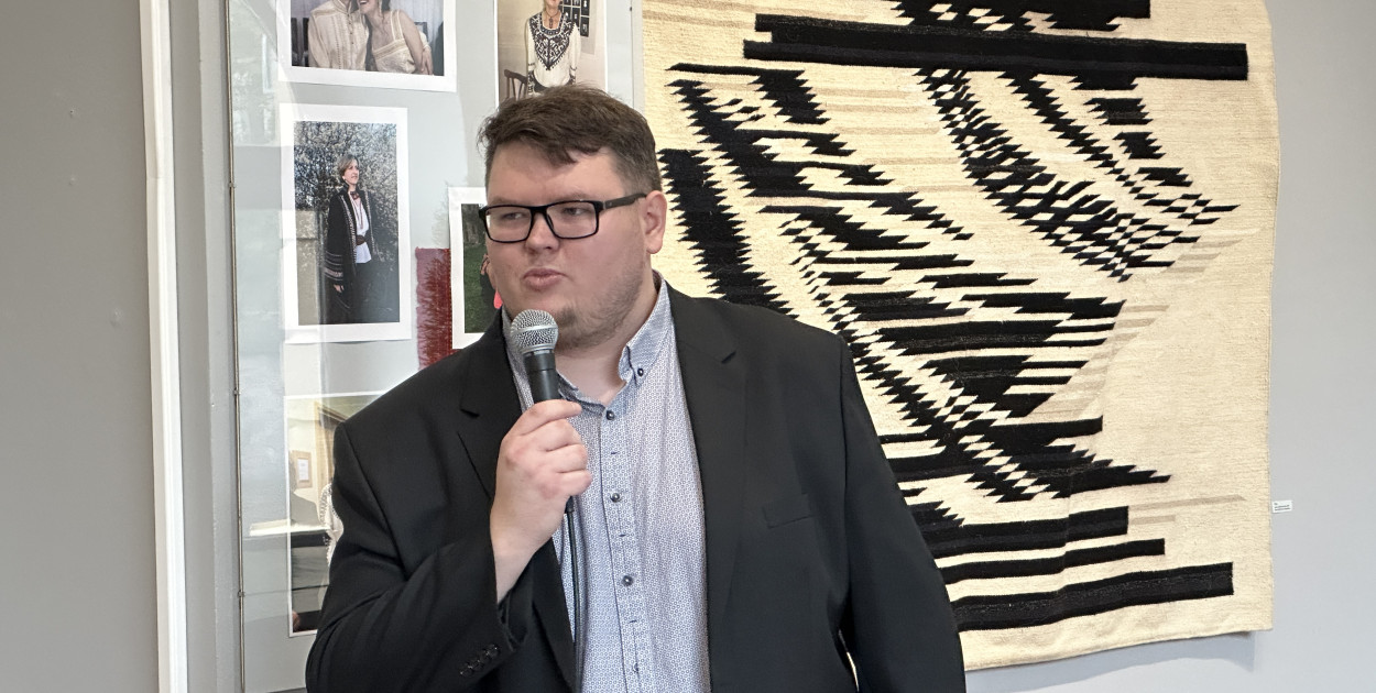 fot: Marcin Wodo podczas spotkania autorskiego w galerii muzeum w Radomsku, SpotRadomsko.pl