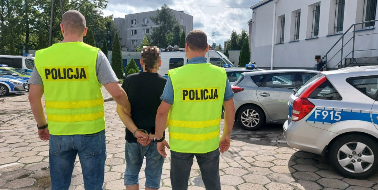 fot: KPP Bełchatów, mężczyzna miał w torbie narkotyki