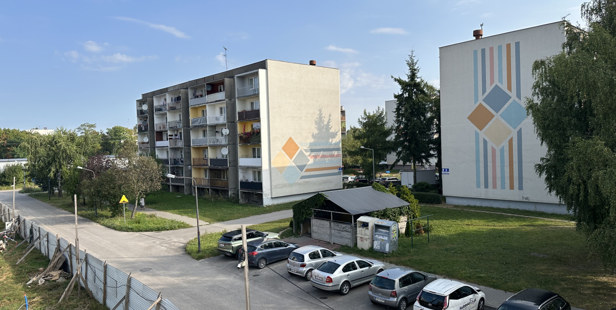 Na zdjęciu ilustracyjnym Osiedle Tysiąclecia w Radomsku blok przy ulicy Starowiejskiej 3 i parking z samochodami 
