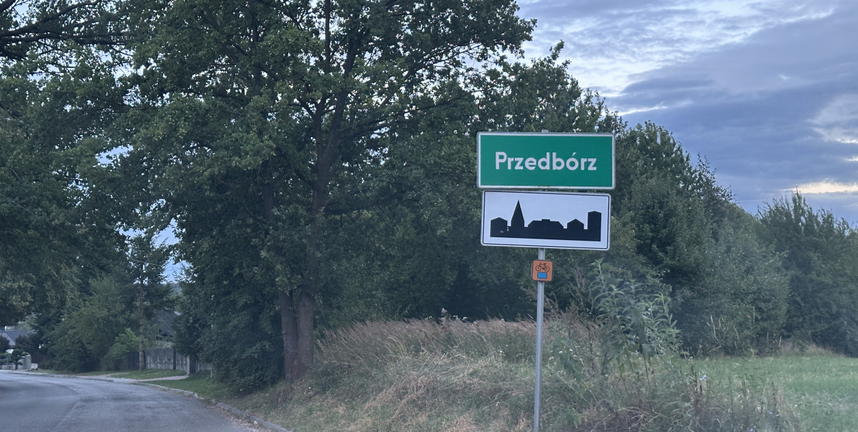 fot: na zdjęciu tabliczka-znak Przedbórz