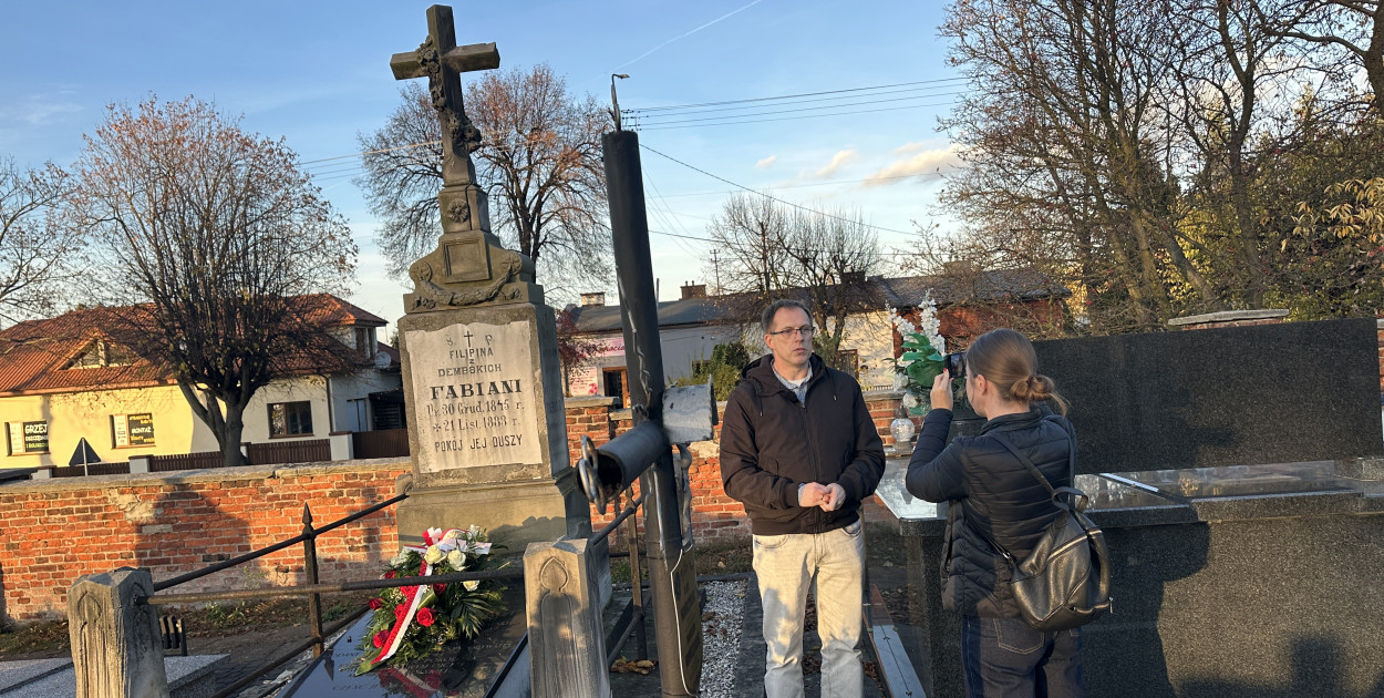 fot: dr Tomasz Nowak, Prezes Polskiego Towarzystwa Historycznego w Radomsku przy nagrobku Feliksa Fabianiego na Cmentarzu Starym w Radomsku