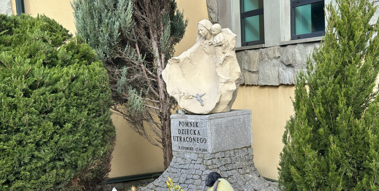 Pomnik dziecka utraconego na Cmentarzu Nowym w Radomsku