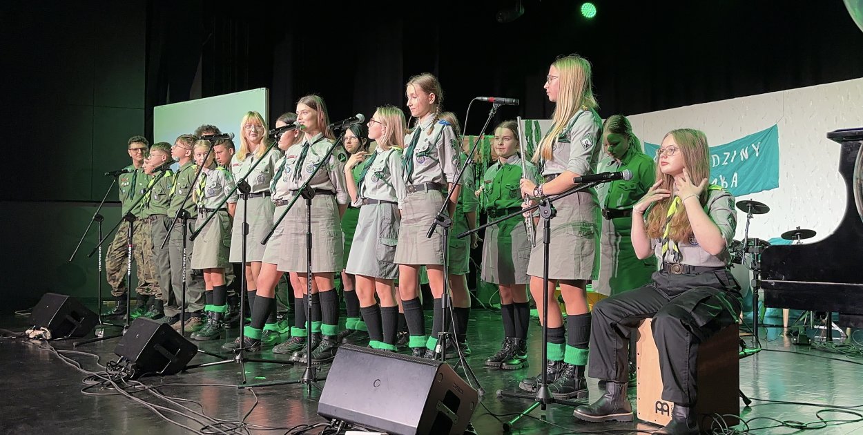 fot: harcerze występujący na scenie domu kultury w 2024 roku