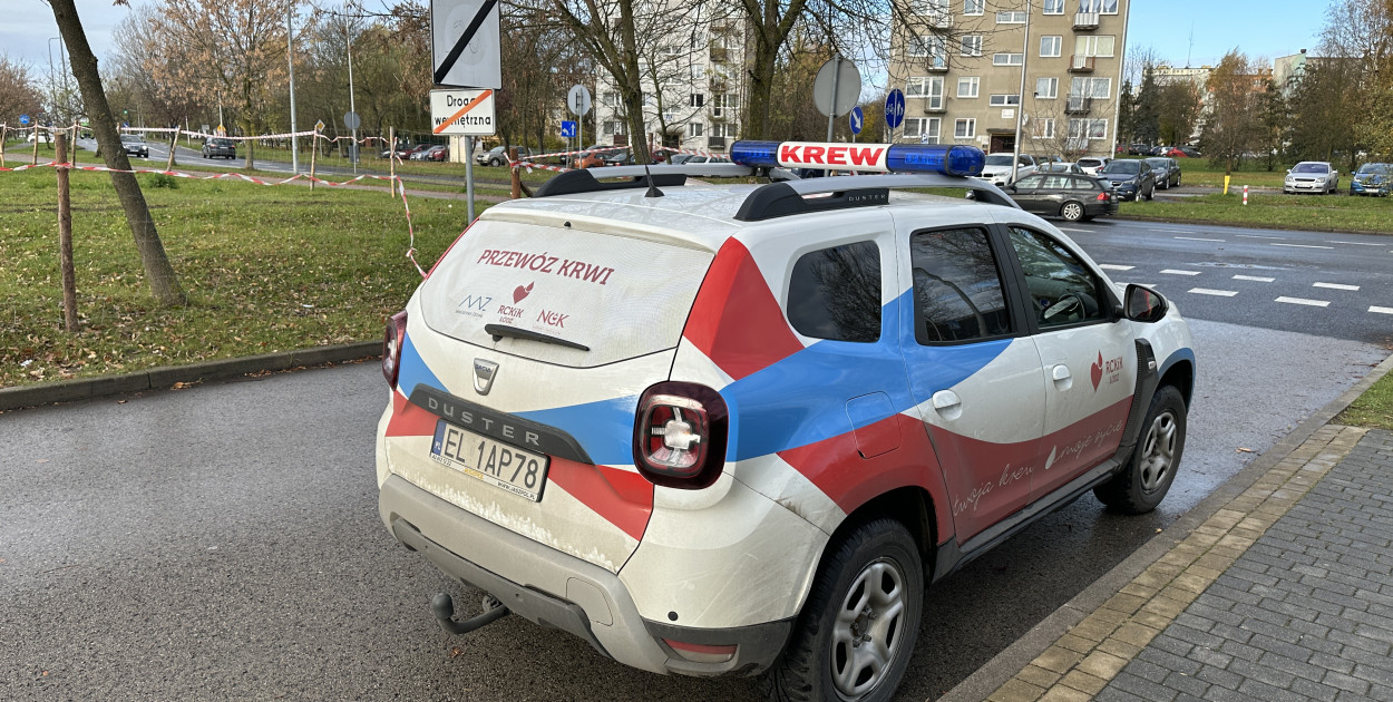 Na zdjęciu: samochód transportowy służby krwi pod szpitalem w Radomsku