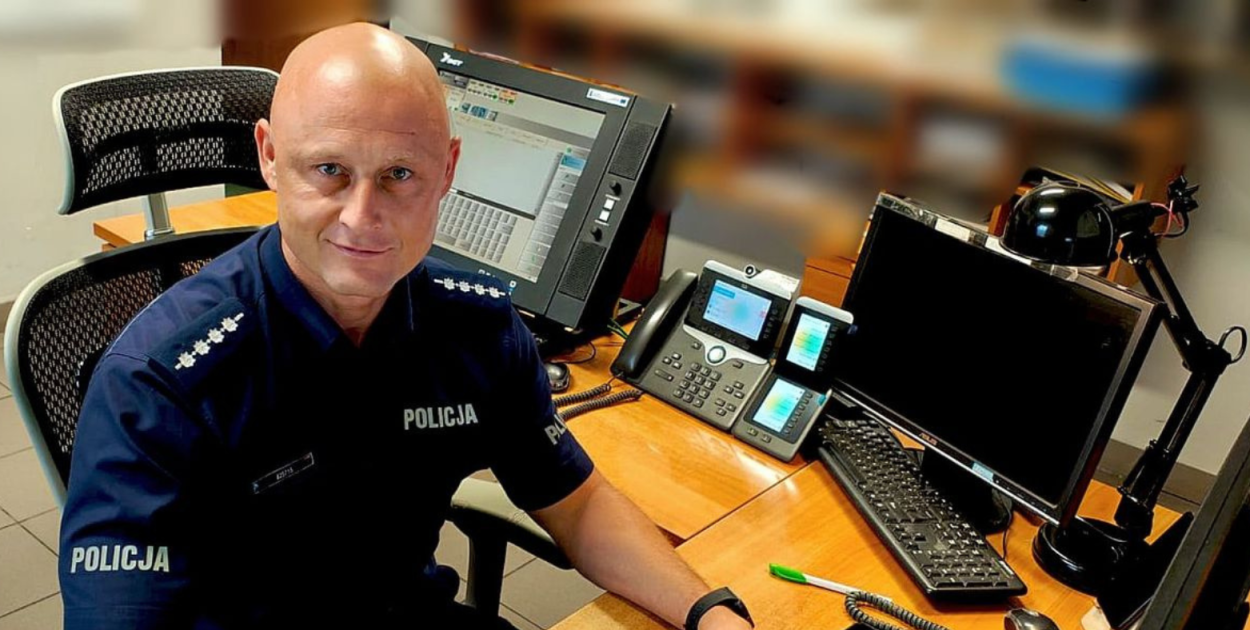 Aspirant sztabowy Paweł Kubasiak na zdjęciu KPP Radomsko