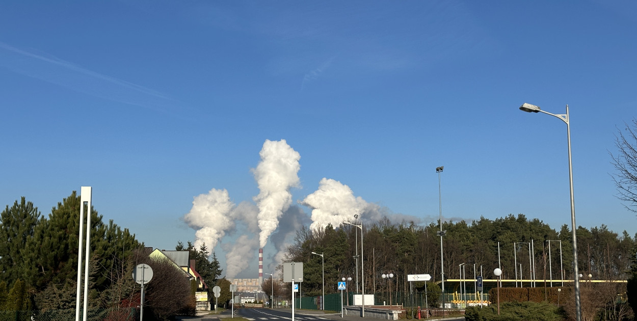 na zdjęciu widok na kominy Elektrowni Bełchatów z Kleszczowa, fot: Paweł Aulich, SpotRadomsko.pl