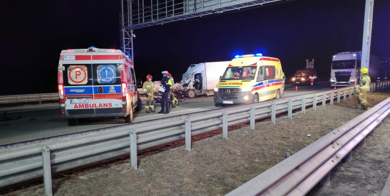 Zderzenie busa z ciężarówką na A1 koło Ochocic km 373,9 w stronę Katowic są ranni