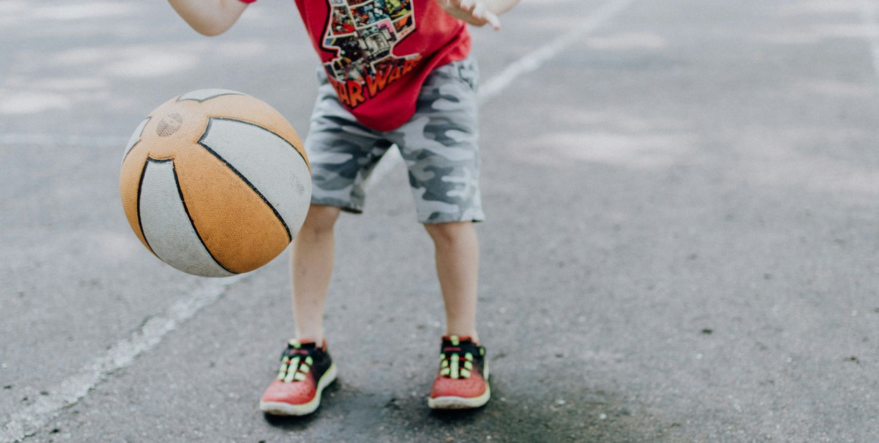 Małe stopy, duża sprawa – jak z głową wybrać sportowe buty dla dziecka