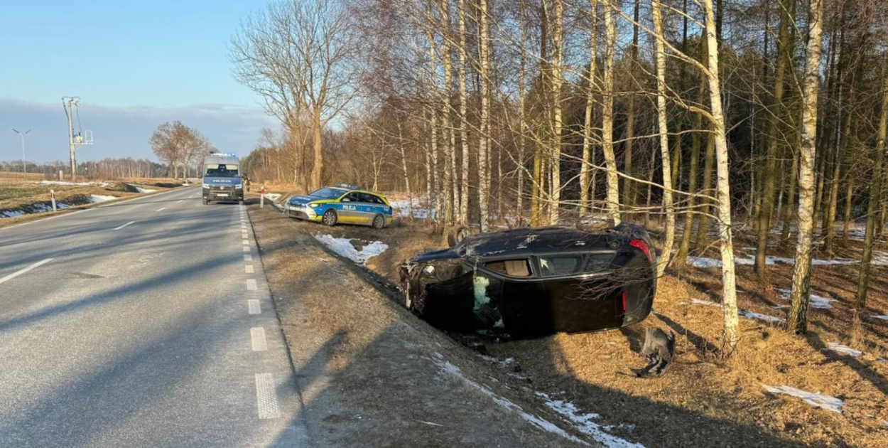 Dachowanie Audi A3 w Maluszynie; 54-letni kierowca trafił do szpitala