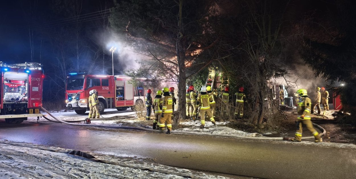 Tragiczny pożar domu w Radomsku. Nie żyje kobieta odnaleziona przez strażaków