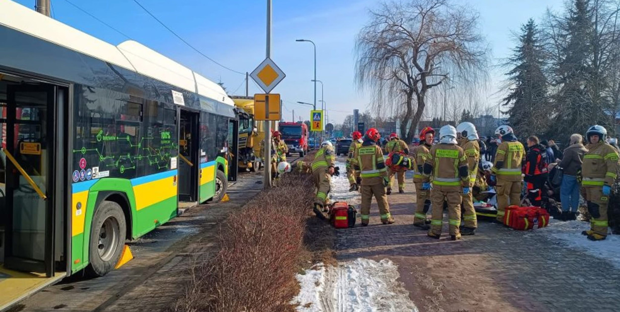 Bełchatów: 8 osób rannych w karambolu z udziałem autobusu miejskiego