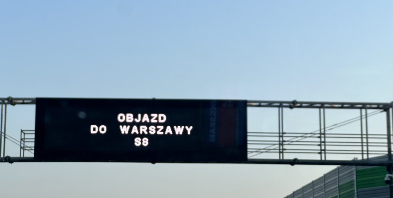 Poważny wypadek na A1 pod Tuszynem. Osobówka wjechała pod naczepę ciężarówki