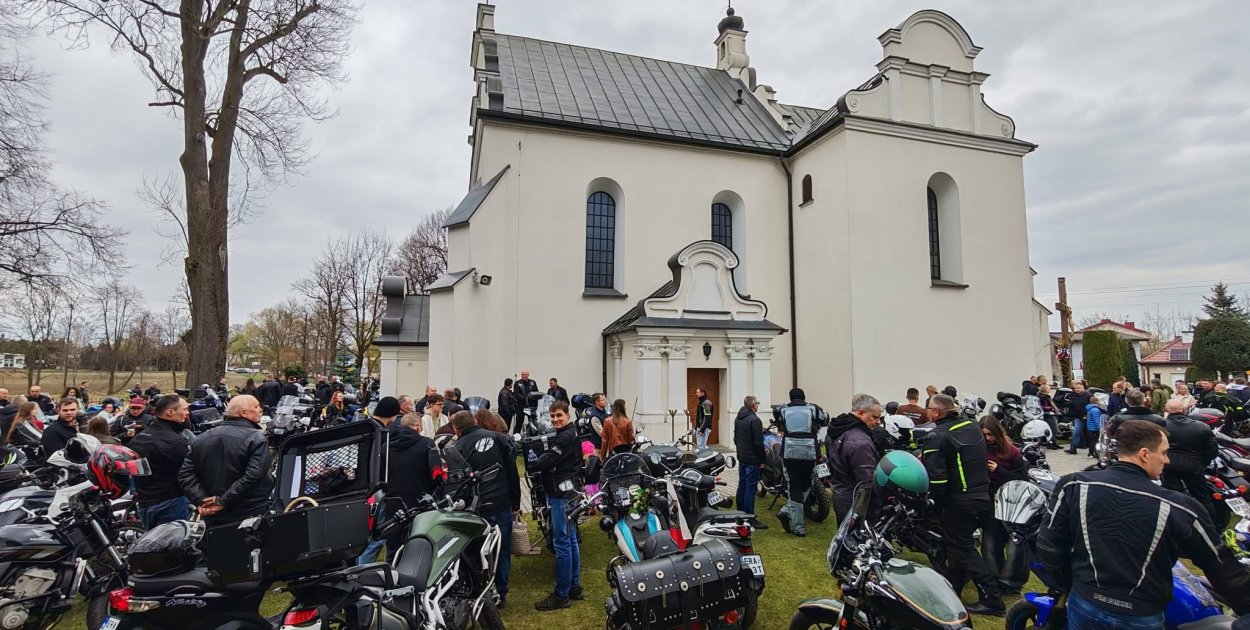 Motoświęconka w Strzałkowie pod Radomskiem przyciągnęła tłumy motocyklistów