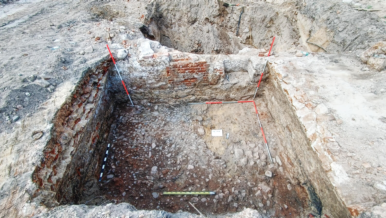Na zdjęciu odkrycia historyczne jakich dokonali archeologowie w Radomsku