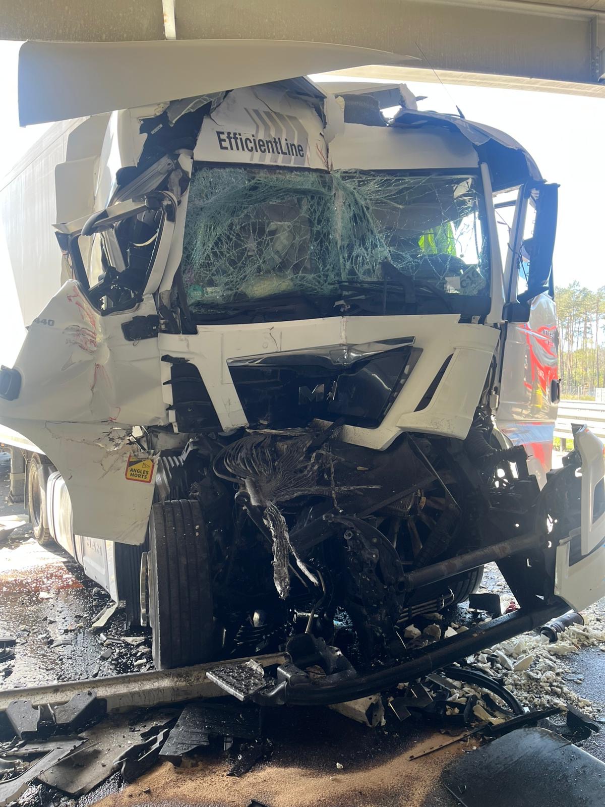 Ciężarówka po wypadku na A1