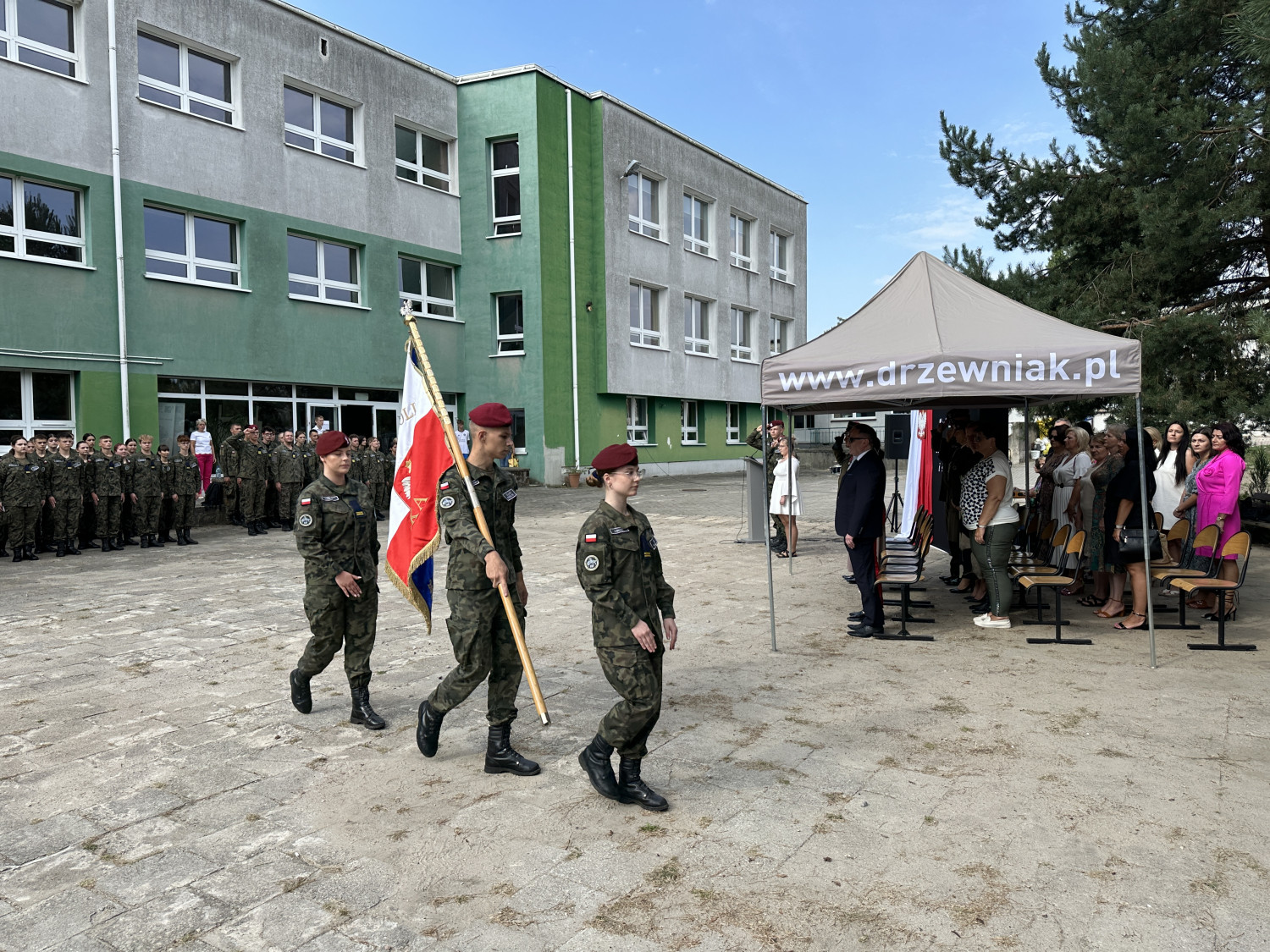 fot: Paweł Aulich, na zdjęciu uczniowie ZSDiOŚ w Radomsku podczas rozpoczęcia roku szkolnego